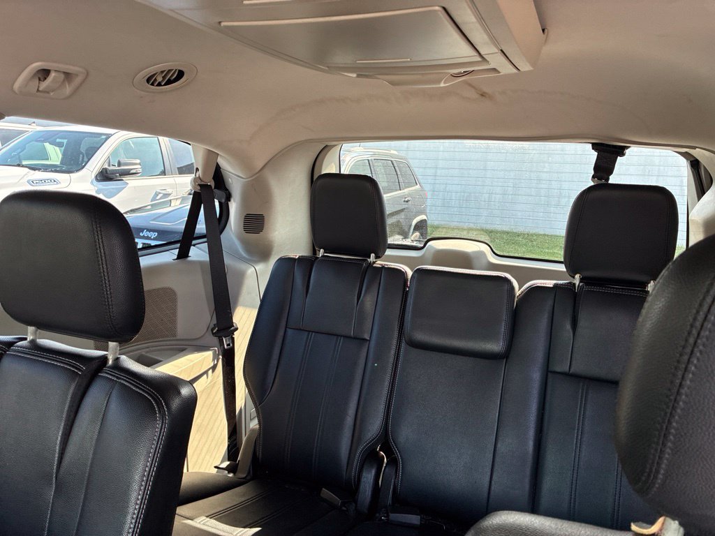Used 2014 Chrysler Town & Country Touring FWD image 11