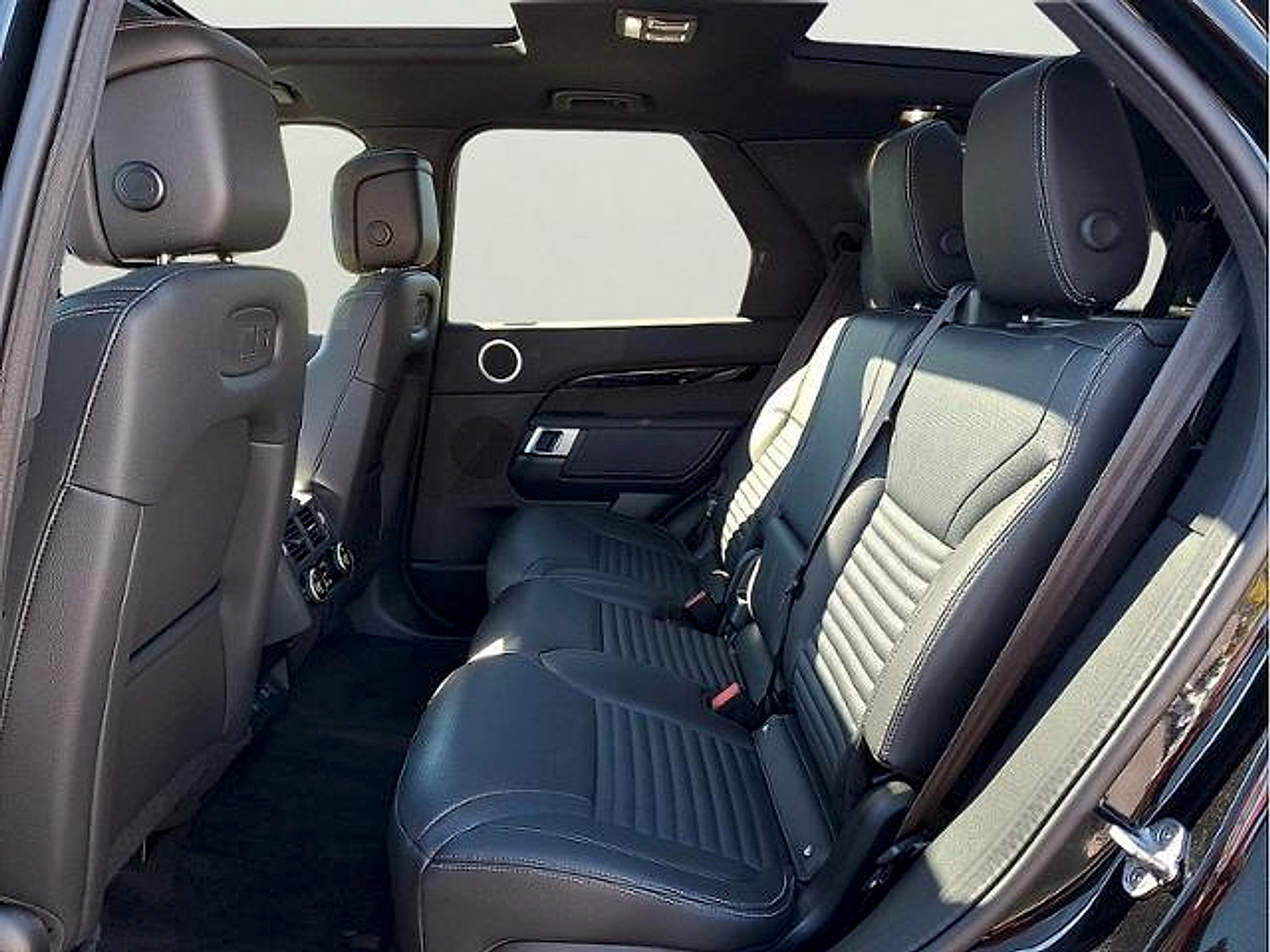 Used 2025 Land Rover Discovery S AWD/4WD image 11