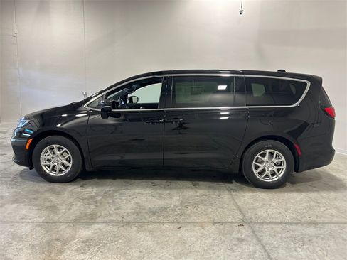 New 2025 Chrysler Pacifica Select image 9