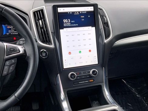 Used 2023 Ford Edge Titanium image 11