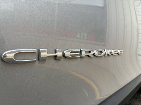Used 2019 Jeep Cherokee Limited w/ Luxury Group FWD image 26