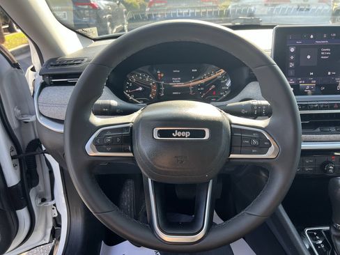 Used 2022 Jeep Compass Latitude FWD image 18
