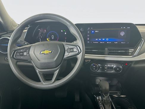 Used 2025 Chevrolet Trax LT FWD image 17