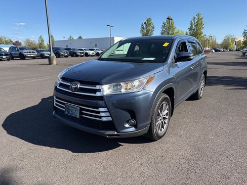 Used 2017 Toyota Highlander XLE AWD/4WD image 3