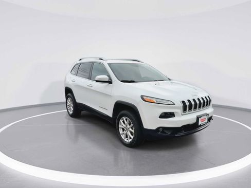 Used 2017 Jeep Cherokee Latitude AWD/4WD image 2