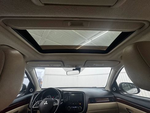 Used 2014 Mitsubishi Outlander SE image 17