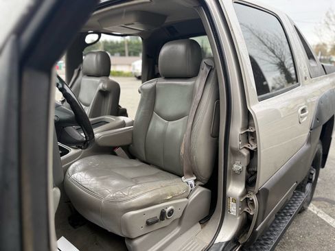 Used 2005 Chevrolet Avalanche 2500 w/ Preferred Equipment Group image 15