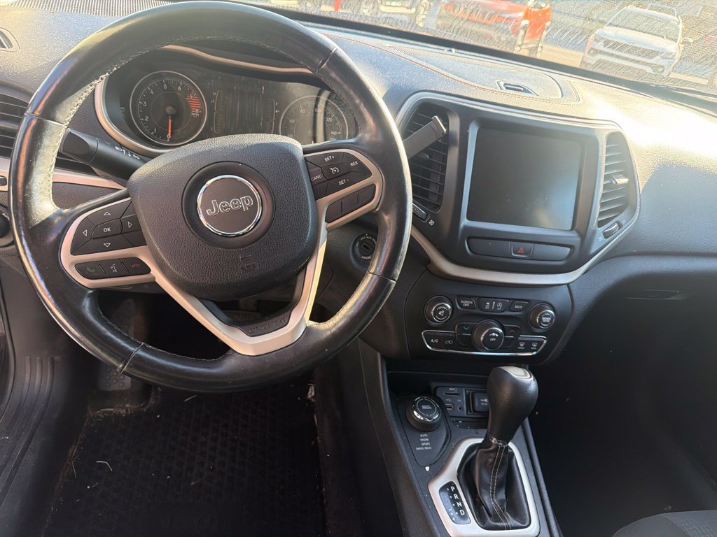 Used 2017 Jeep Cherokee Latitude w/ Cold Weather Group AWD/4WD image 10