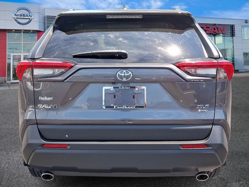 Used 2019 Toyota RAV4 XLE Premium w/ Cold Weather Package AWD/4WD image 5