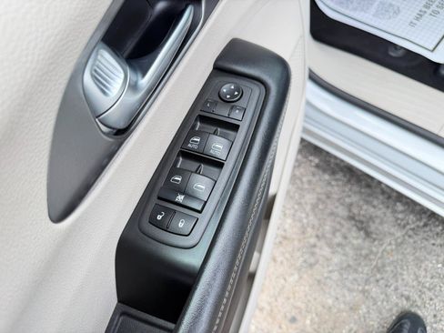Used 2022 Chrysler Pacifica Touring-L FWD image 18