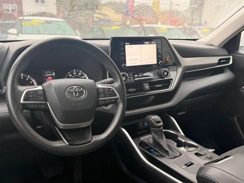 Used 2022 Toyota Highlander L FWD image 18