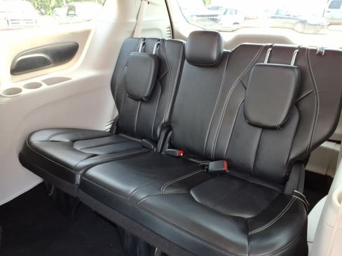 Used 2024 Chrysler Pacifica Touring-L FWD image 11