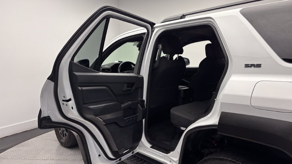Used 2025 Toyota 4Runner SR5 AWD/4WD image 31