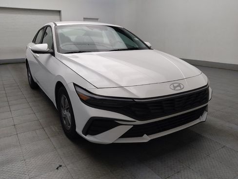 Used 2025 Hyundai Elantra SE w/ Cargo Package FWD image 13