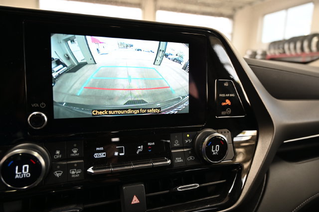 Used 2023 Toyota Highlander XLE AWD/4WD image 16