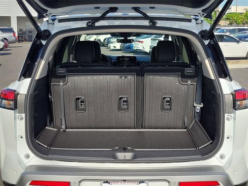 New 2025 Nissan Pathfinder Platinum image 21