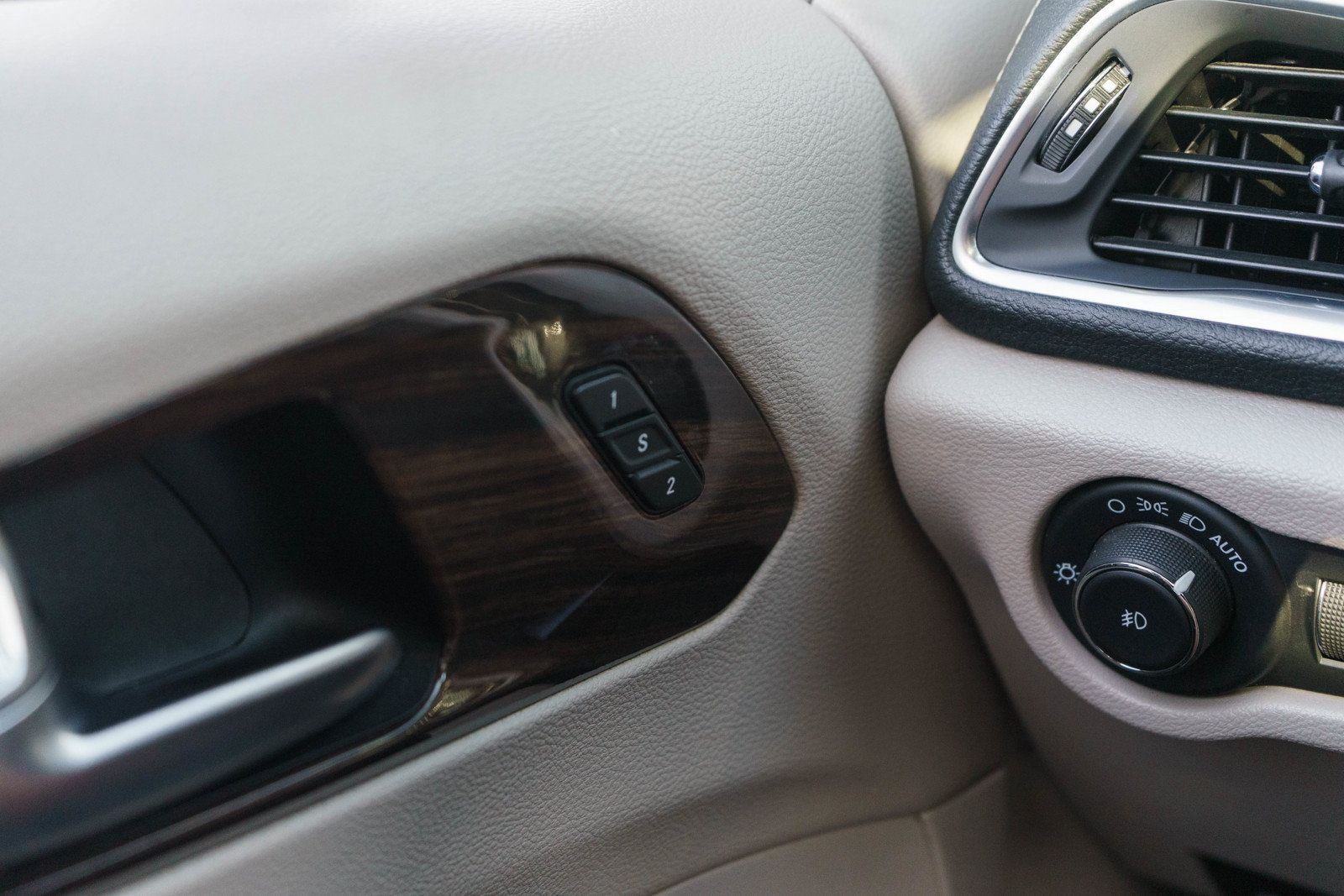 Used 2022 Chrysler Pacifica Limited FWD image 25