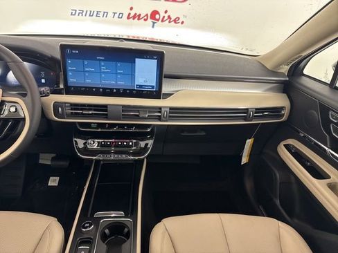 New 2026 Lincoln Corsair Premiere image 12