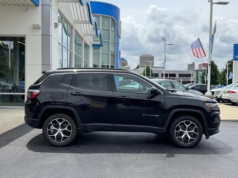 Used 2024 Jeep Compass Latitude AWD/4WD image 2