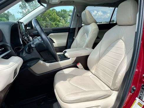 Used 2022 Toyota Highlander XLE FWD image 8