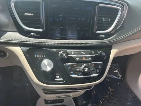 Used 2017 Chrysler Pacifica Limited FWD image 15