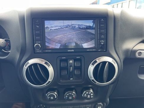 Used 2016 Jeep Wrangler Unlimited Rubicon image 14