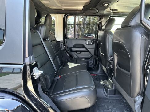 Used 2018 Jeep Wrangler Unlimited Sahara AWD/4WD image 19