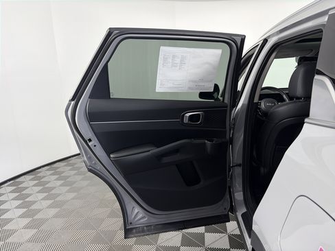 Used 2025 Kia Sorento S w/ Panoramic Sunroof Package image 34
