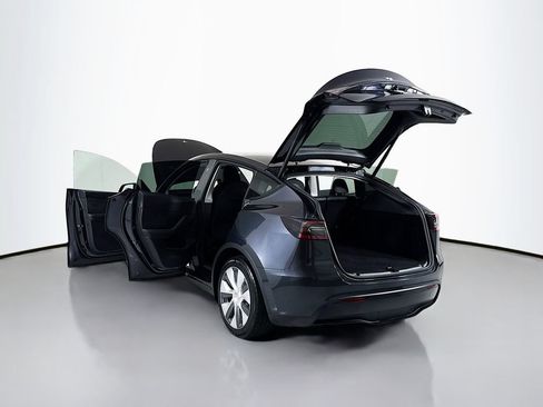 Used 2024 Tesla Model Y Long Range RWD image 32