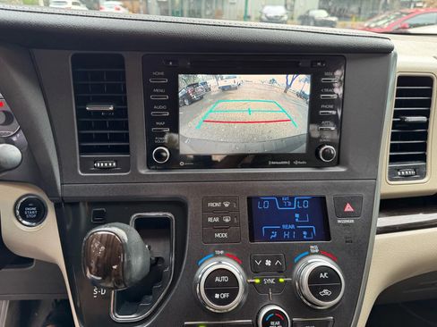 Used 2019 Toyota Sienna XLE image 17