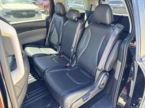 Used 2025 Kia Carnival FWD image 20