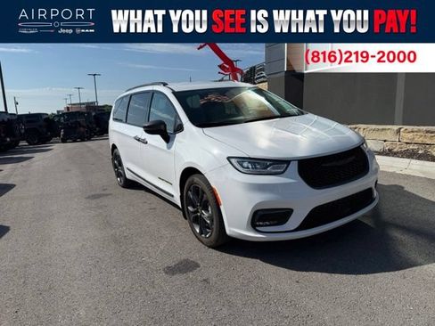 Used 2024 Chrysler Pacifica Touring-L w/ Road Tripper Package AWD/4WD image 1