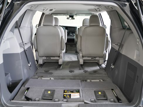 Used 2020 Toyota Sienna L image 40