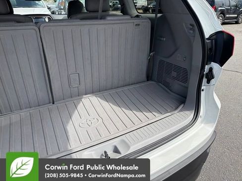 Used 2018 Toyota Highlander XLE AWD/4WD image 32