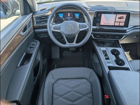 Certified 2025 Volkswagen Atlas SE FWD image 10