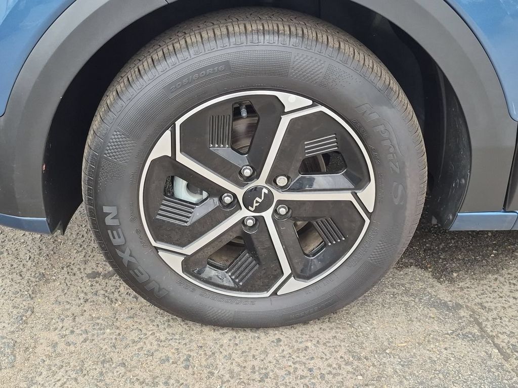 Certified 2025 Kia Niro EX FWD image 33