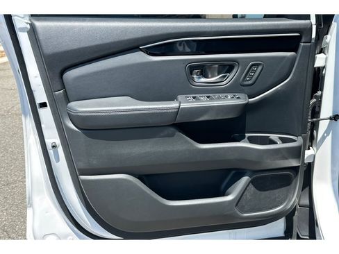 Used 2025 Honda Pilot Touring image 11