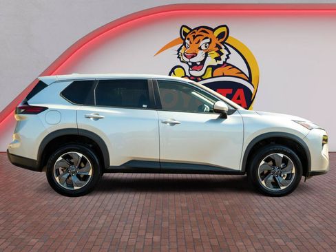Used 2025 Nissan Rogue SV FWD image 4