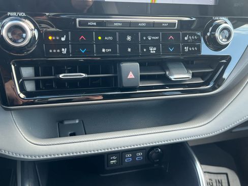 Used 2022 Toyota Highlander Limited image 24