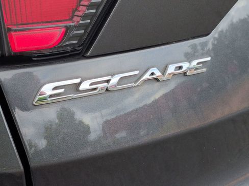 Used 2018 Ford Escape SE w/ Ford Safe & Smart Package AWD/4WD image 12