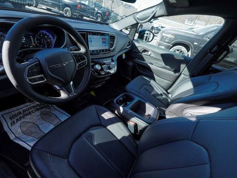 New 2026 Chrysler Pacifica Select image 11