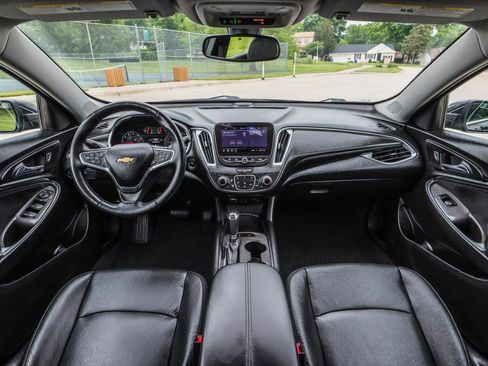 Used 2019 Chevrolet Malibu LT w/ Leather Package FWD image 2