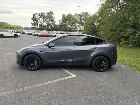 Used 2024 Tesla Model Y Long Range AWD/4WD image 8