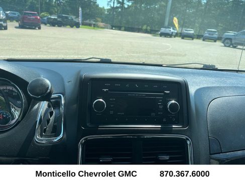 Used 2017 Dodge Grand Caravan SE w/ UConnect Hands-Free Group FWD image 17