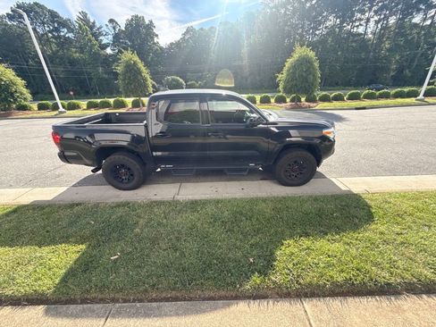 Used 2023 Toyota Tacoma SR AWD/4WD image 8