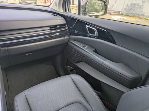 Used 2025 Kia Carnival SX Prestige image 17