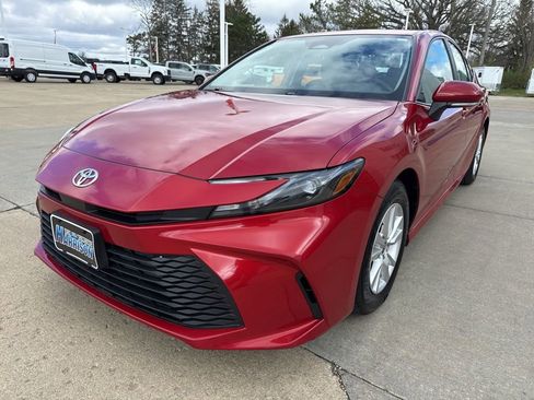 Used 2025 Toyota Camry LE image 2
