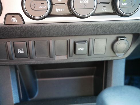 Used 2022 Toyota Tacoma SR image 28