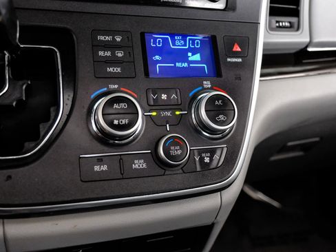 Used 2019 Toyota Sienna XLE w/ XLE Navigation Package image 23