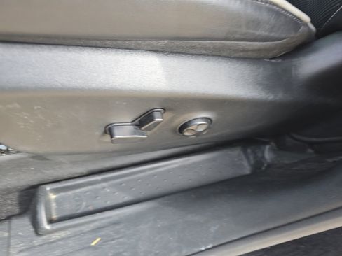 Used 2025 Chrysler Pacifica Limited FWD image 30